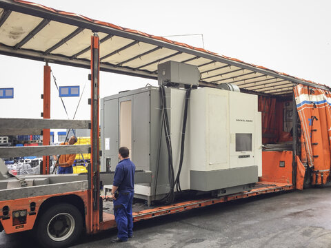 Verladen einer Werkzeugmaschine.